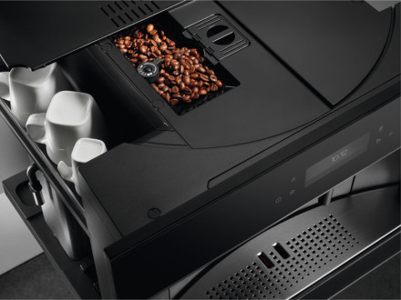 Встраиваемая автоматическая кофемашина AEG KKB894500B